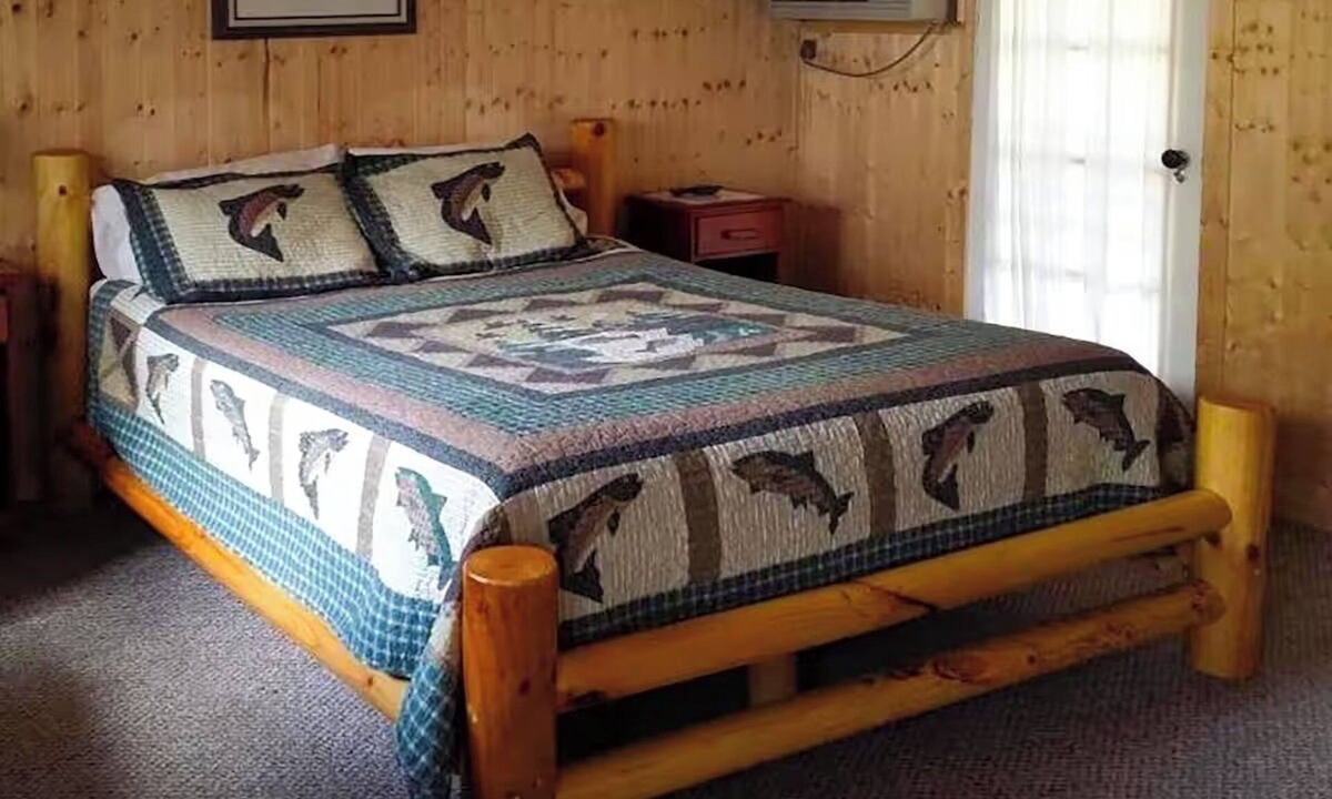 Cherokee Hotel | Budget-Friendly Riverside Retreat For Couples Near Cherokee Attractions