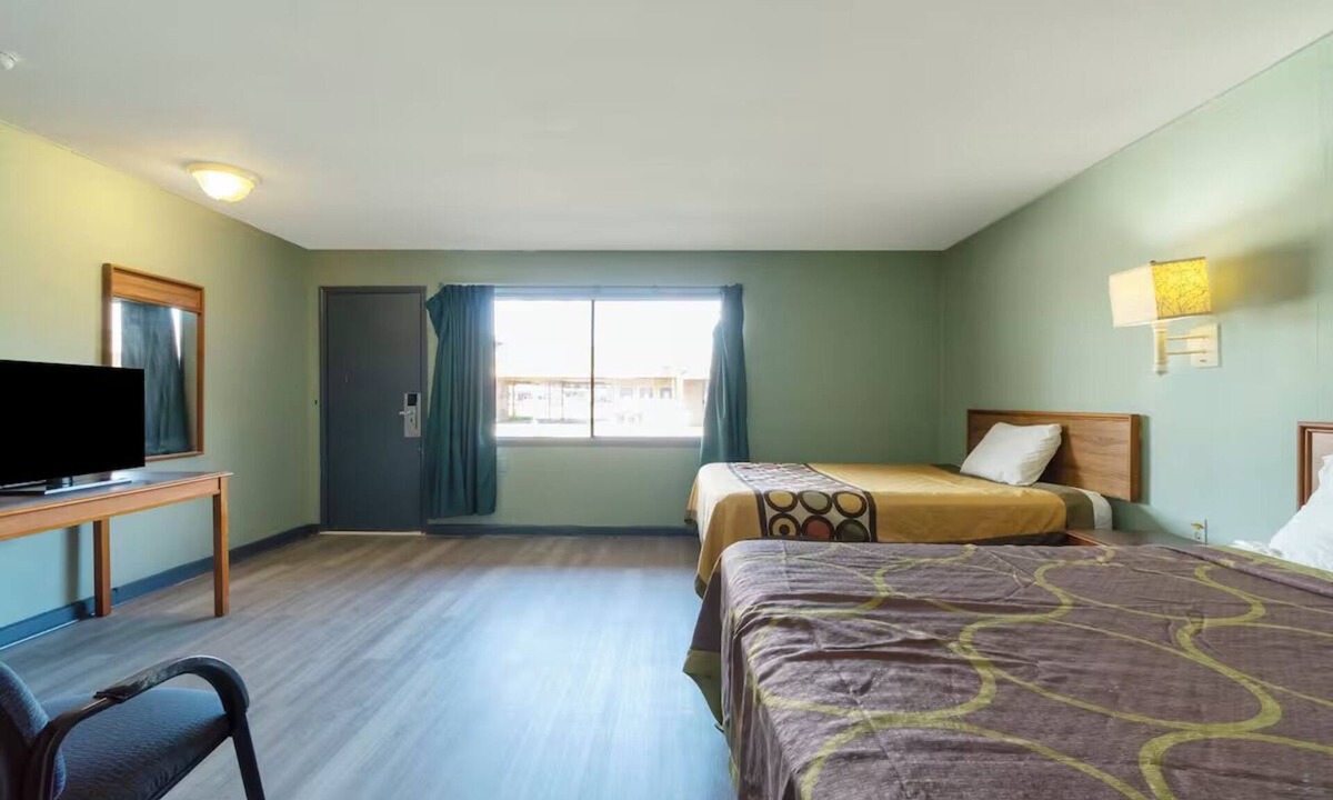 Clute Hotel | Budget-Friendly Room for Groups Visiting Brazosport Museum – 3 Miles!