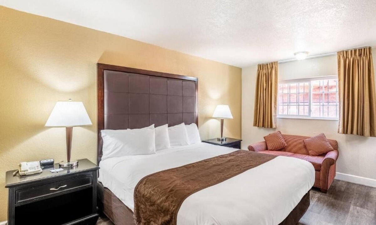Flagstaff Hotel | Budget-Friendly Room Next to Historic Downtown Flagstaff | Free Parking