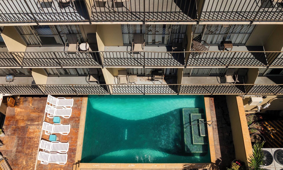 Waikiki Hotel | Budget Friendly, Spacious Suite, Full Kitchenette & Lanai - Near Waikiki Beach!