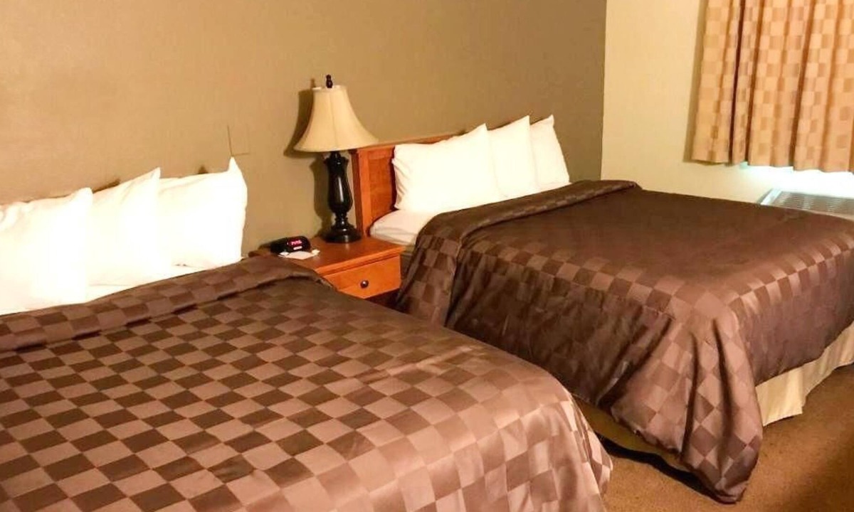 Kellogg House | Budget-Friendly Vacation! Swimming Pool and Hot Tub, Gym, Free Parking!