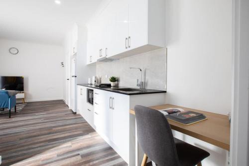 Oxley House | Budget Private Suite with Kitchen Ensuite and AC