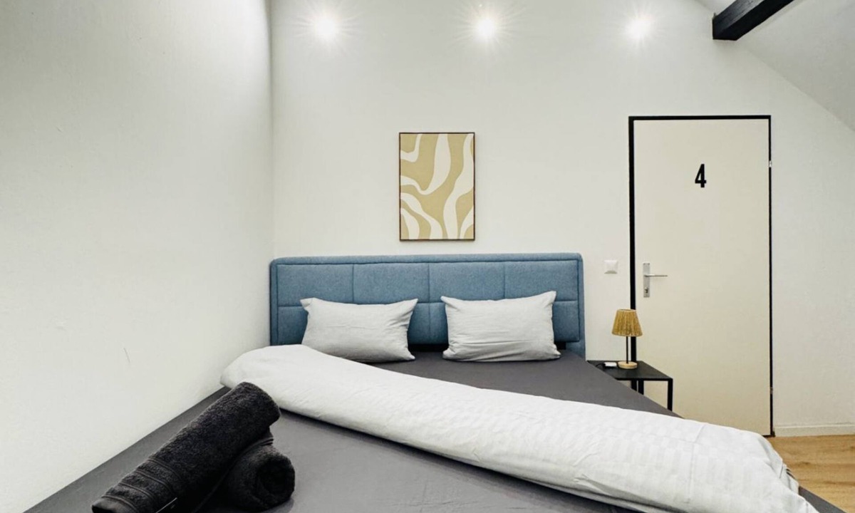 Liesing Apartment | Budget Room in Shared Apartment for up to 3 Guests