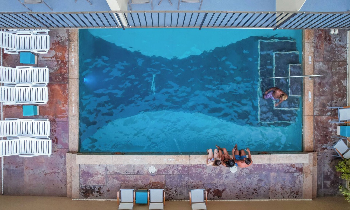 Waikiki Hotel | Budget Stay! Pool, Kitchen, Balcony, Steps to the Beach, Near Honolulu Zoo!