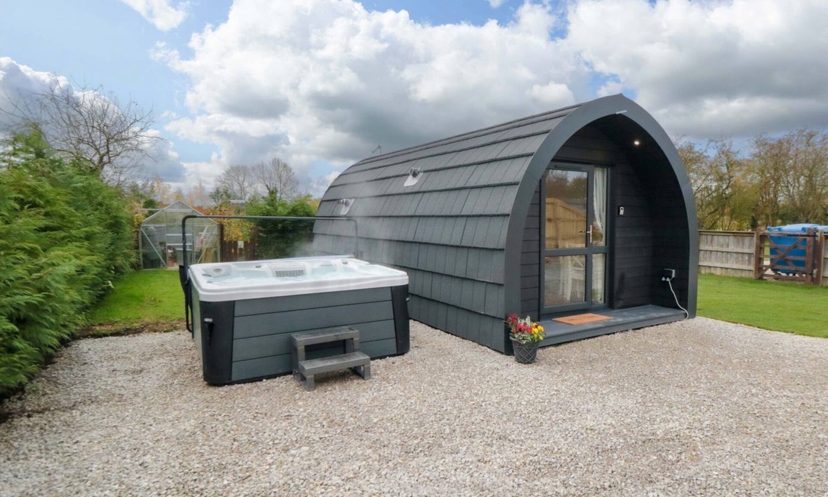 Malton Cottage | BUMBLEBEE GLAMPING POD, pet friendly, with hot tub in Thornton Dale