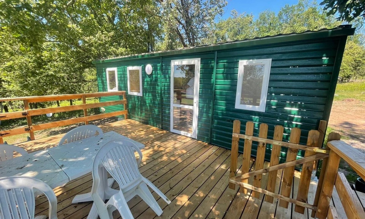 Monfaucon House | Bungalow "À l'Orée des Bois" with Shared Pool, Wi-Fi, and Air Conditioning