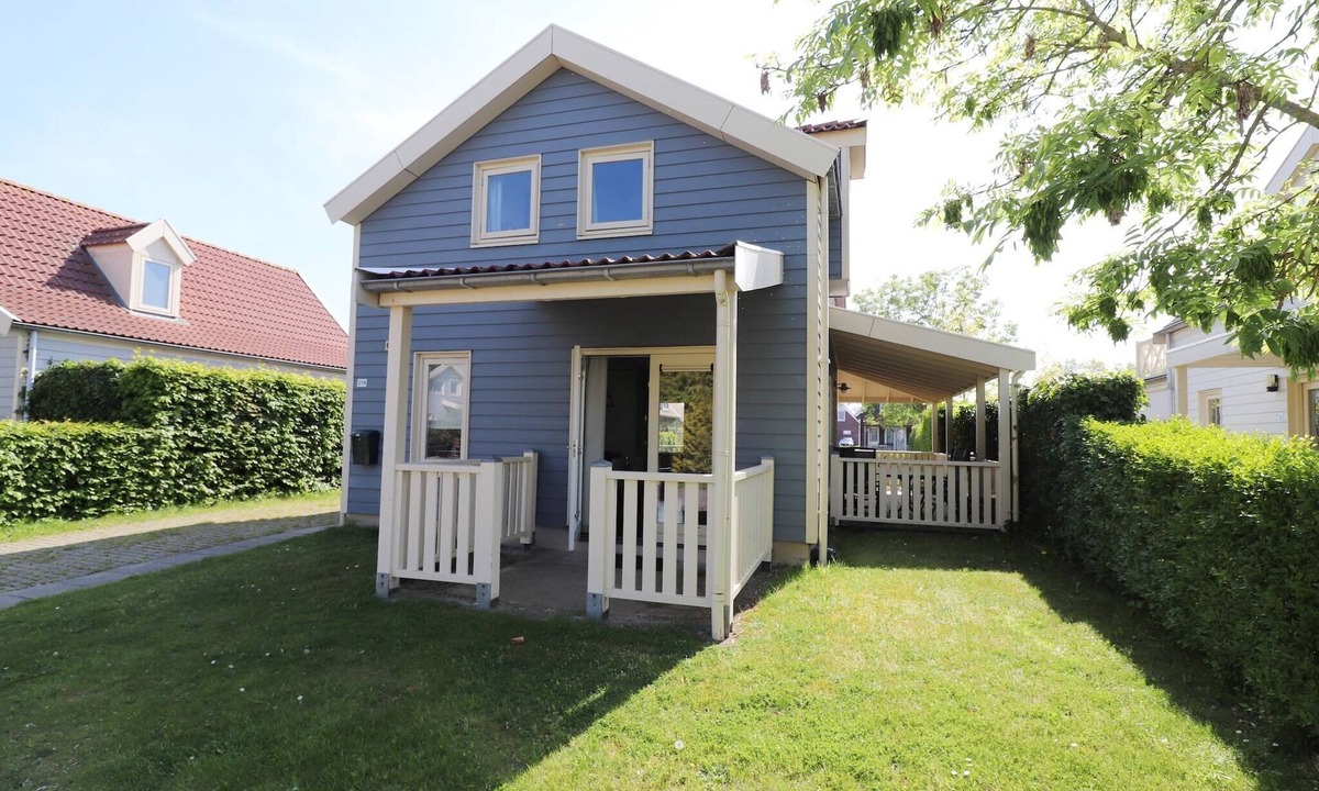 Bernisse House | Bungalow by Water with Sauna in South Holland