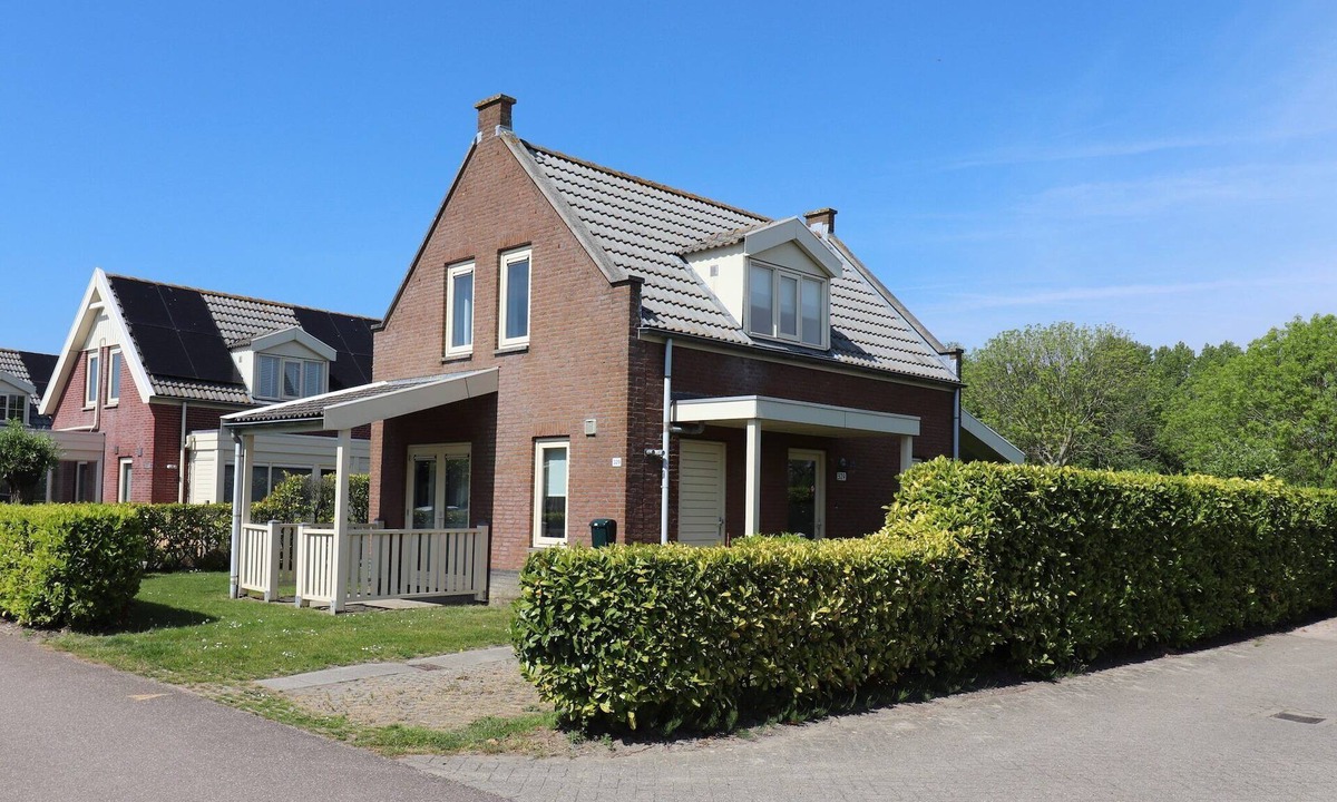 Bernisse House | Bungalow by Water near Rotterdam