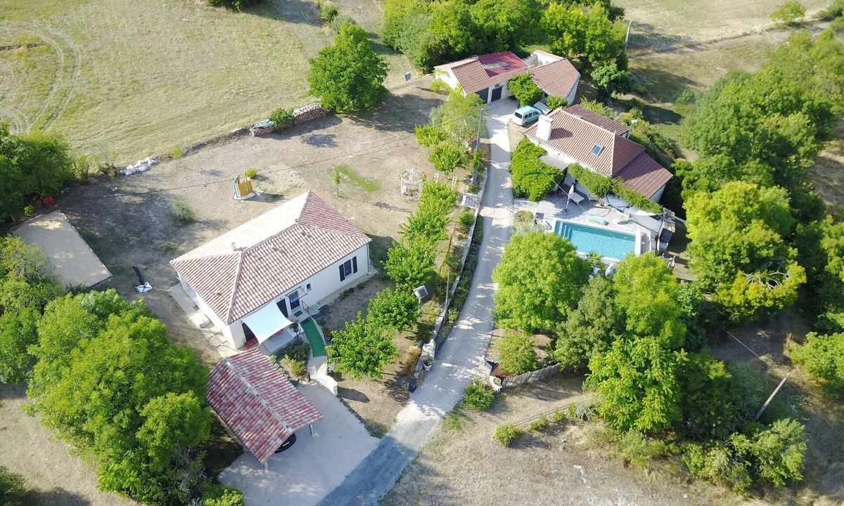 Villeseque House | Bungalow fully equipped 2 bedrooms air conditioning swimming pool petanque quiet