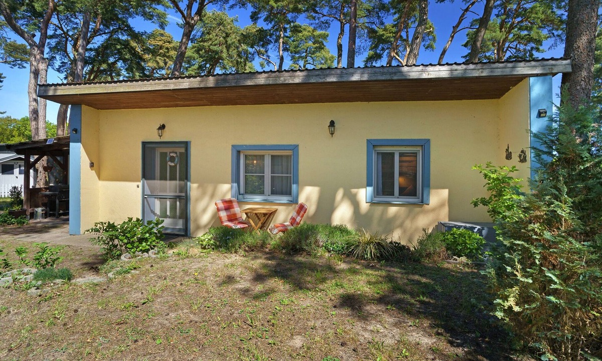 Kamminke House | Bungalow 'Karsten' with Private Terrace and Private Garden