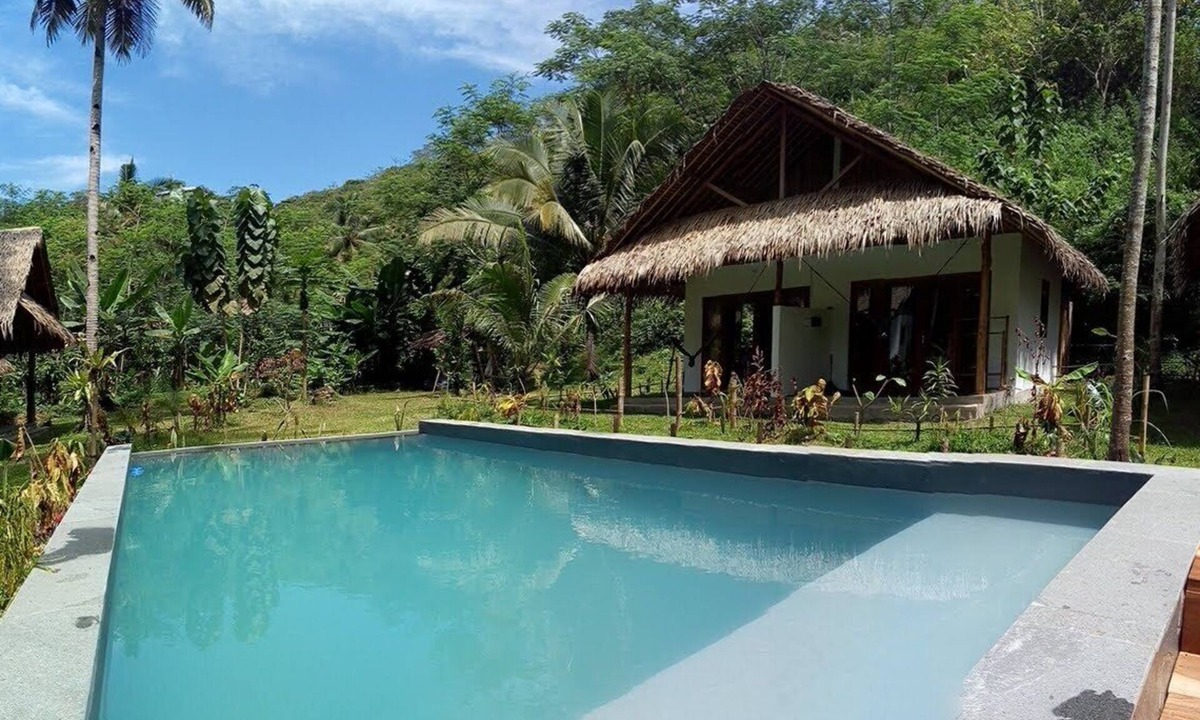 Batu Karas House | Bungalow tropical king bed