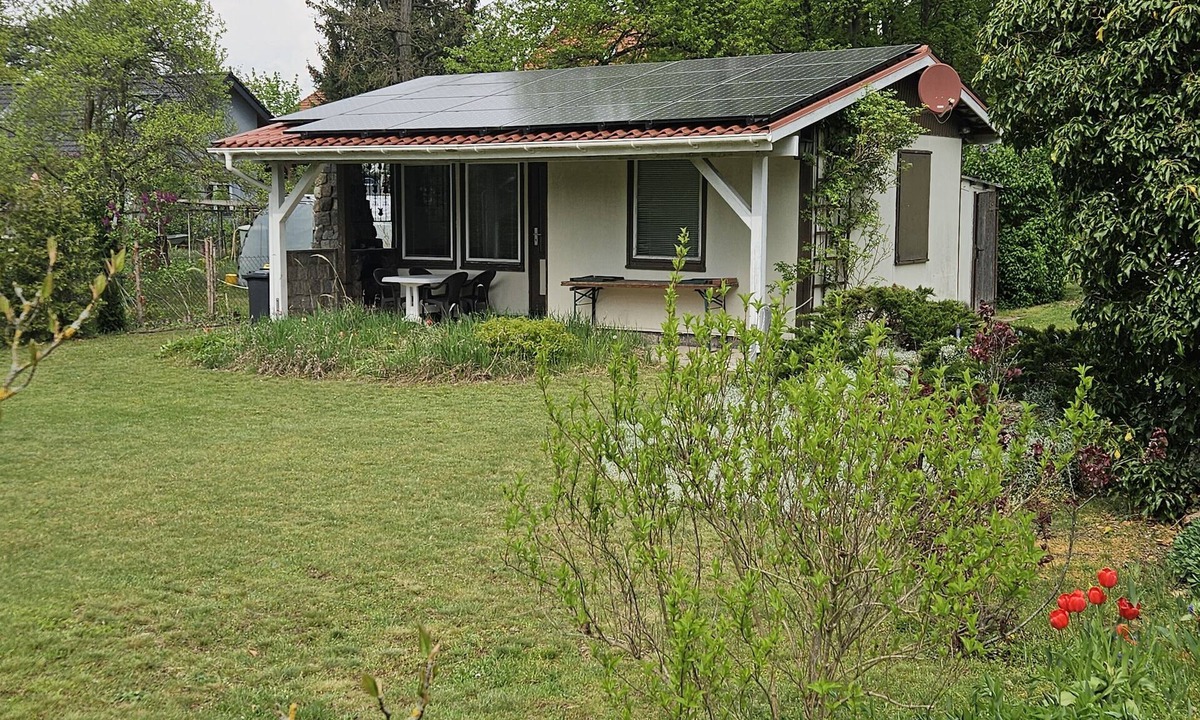 Mahlsdorf House | Bungalow with large sunbathing lawn on the outskirts of Berlin