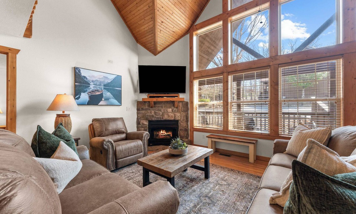 Reeds Spring Cabin | Bunk Beds! Fireplace! Three Pools!