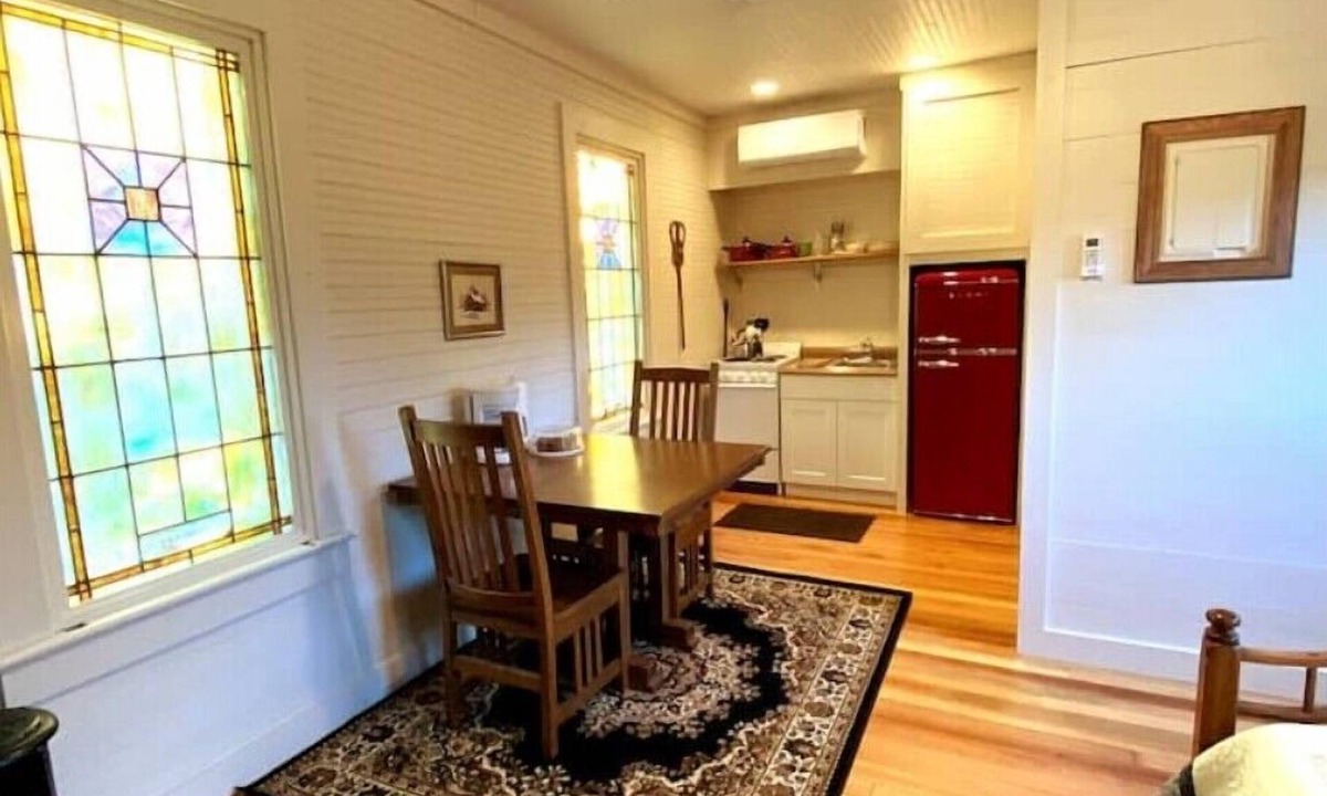 Jacksonville Cabin | Bunkhouse Seventy-Four - Cute, quaint and just minutes from Jacksonville, IL
