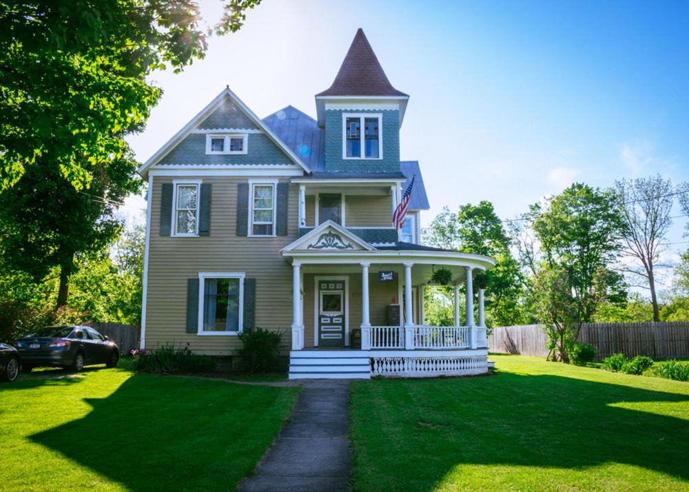 Burdett Bed & Breakfast | Burdett House Bed & Breakfast