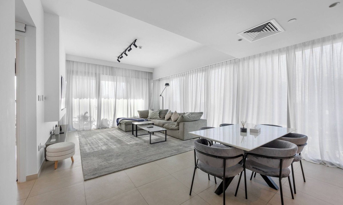 Bur Dubai Apartment | Burj Khalifa View l Pool, Gym & Downtown Ease