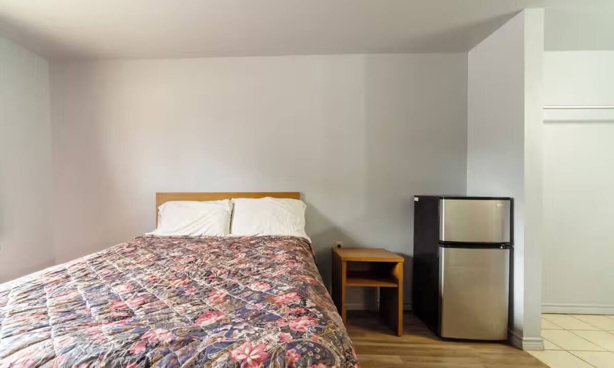 Clute Hotel | Business-Ready Refurbished Room w/Free Parking Near Clute Municipal Park