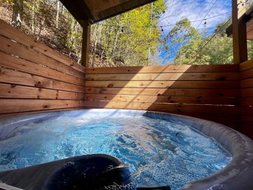 Stanton House | Butterfly Bend - Cozy & Charming Cabin Red River Gorge Hot Tub