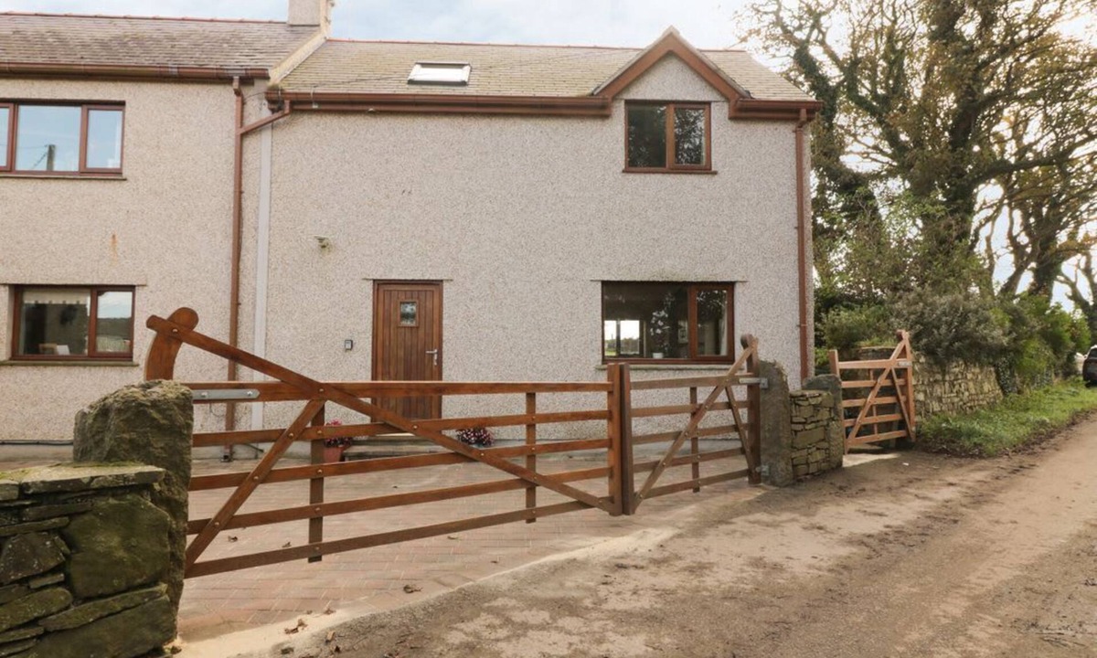 Llanerchymedd House | Bwythyn Neithior: Cozy Retreat