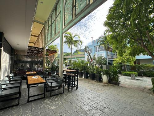 Ko Phi Phi Hostel | By the Beach Hostel