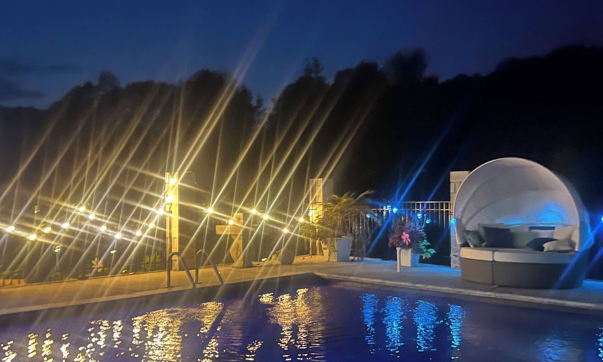 Winchester House | By The Pool