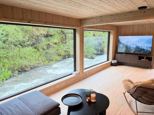 Vinje kommune House | By the River