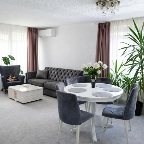 Sector 5 Apartment | Căsuța galbenă
