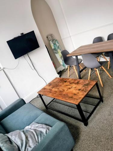 Cannock Apartment | C Spacious 5 Bed - Pkg WiFi Long Stay