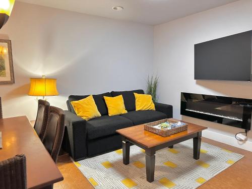 Canmore Apartment | C111 Canmore World Class Solara Resort - Hot tub, Pool, Gym, AirCon, Free Parking & Netflix