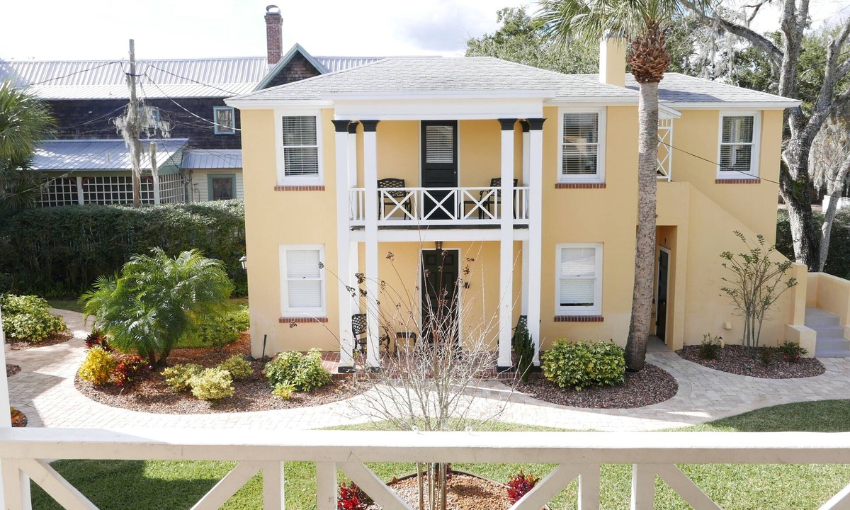 Downtown Historic District Apartment | C7 Perfect location in city center, near beaches, private patio, free parking!