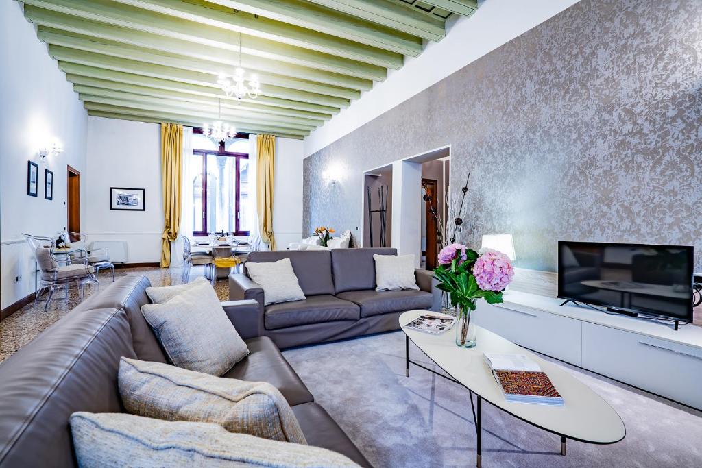 Santa Croce Apartment | Ca' del Monastero 4 Collection Apartment up to 8 Guests with Lift