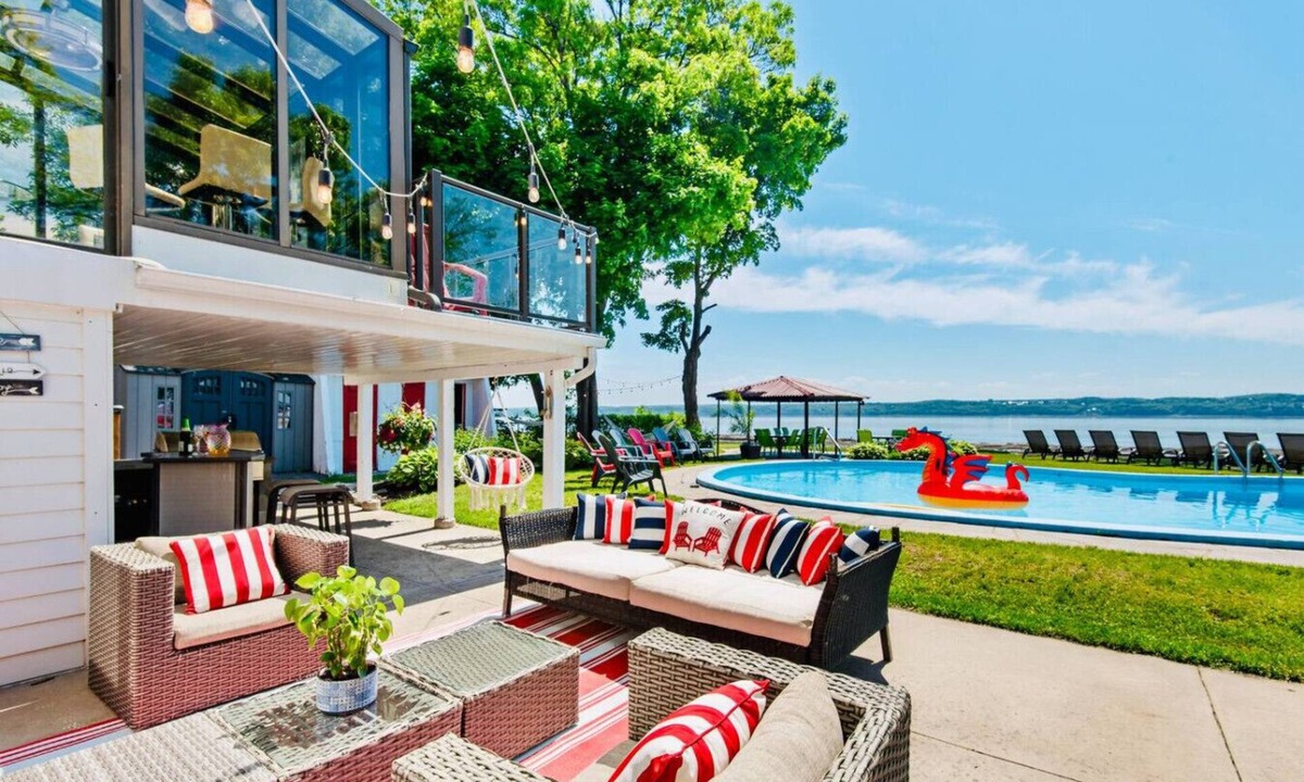 Saint-Laurent-de-l'ile d'Orleans Villa | Summer: Villa Pool & Spa | 39 Ppl | 8 BR | 9 Bath
