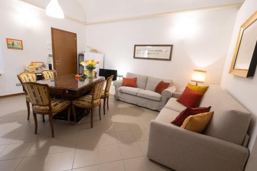 Imola Apartment | Ca' Spadoni, centro storico, piano terra, ingresso indipendente, teatro, parcheggio,