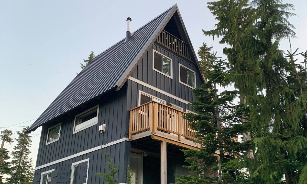 Courtenay Cabin | Cabin @ Mt Washington. Beautiful views/two patios. "SAUCERBOY'S SHACK