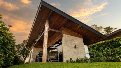Vieja Ski Chalet | Cabaña Moderna de Montaña en Zarcero con Vistas y Bosque Neblinoso