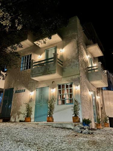 Puerto Triunfo House | Cabaña Villa Jardín - Aldea Doradal - Santorini Colombiano