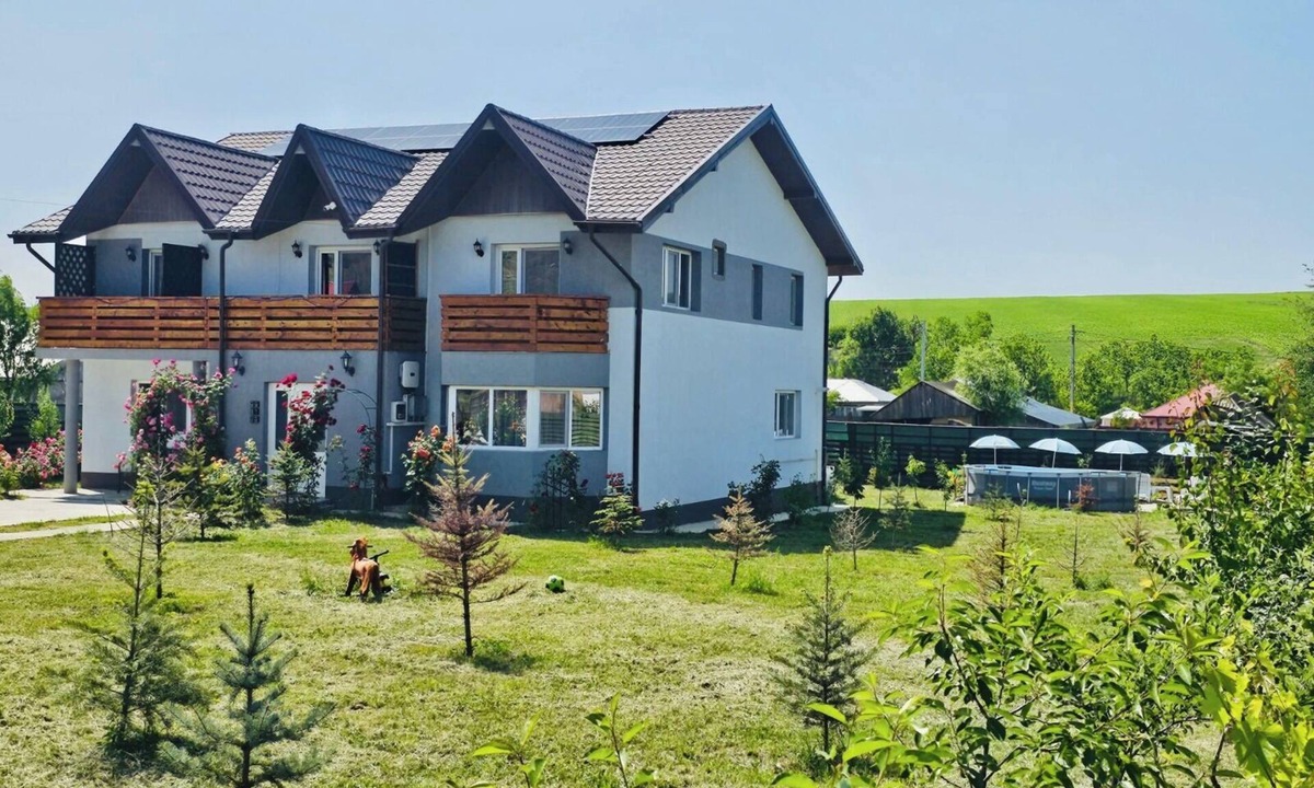 Letcani House | Cabana 15 persoane 7 camere 6 băi Living pentru petreceri Terase Grătar