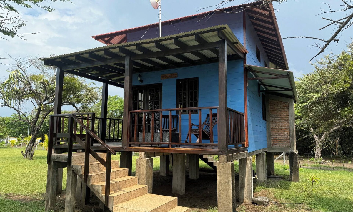 Leon House | Cabana Mitchell is a beachfront cozy cabana at Playa Tesoro