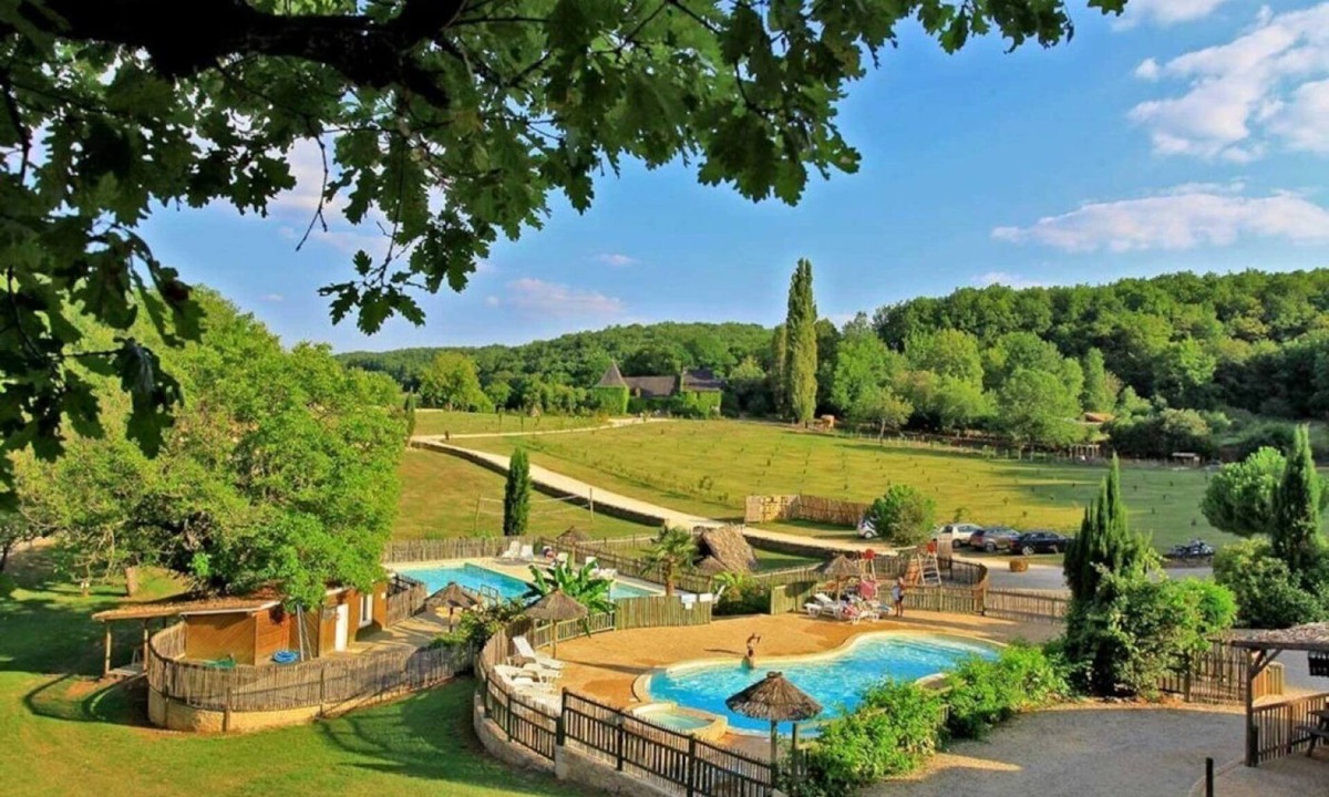 Saint-Amand-de-Coly Cabin | Cabane 3 étoiles - Piscine - ccbfgia