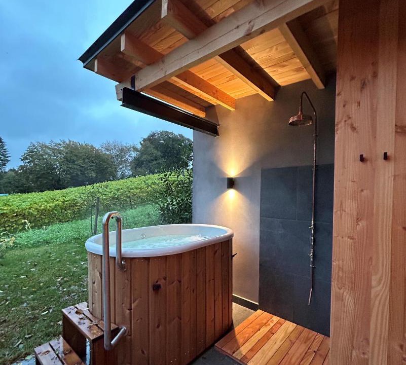Incourt Hotel | Cabanes avec jacuzzi les pieds dans la vignes