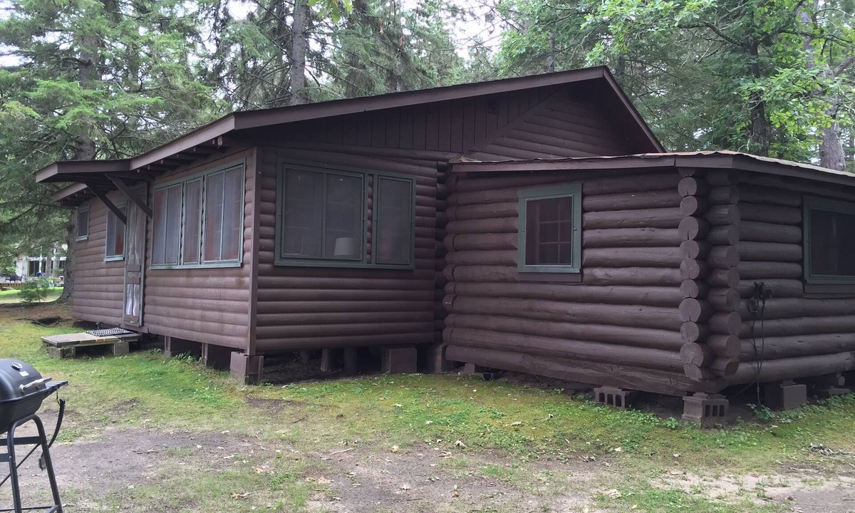 Deer River Cabin | Cabin #1 (Whitetail) Beautiful log cabin situated right on the lake!