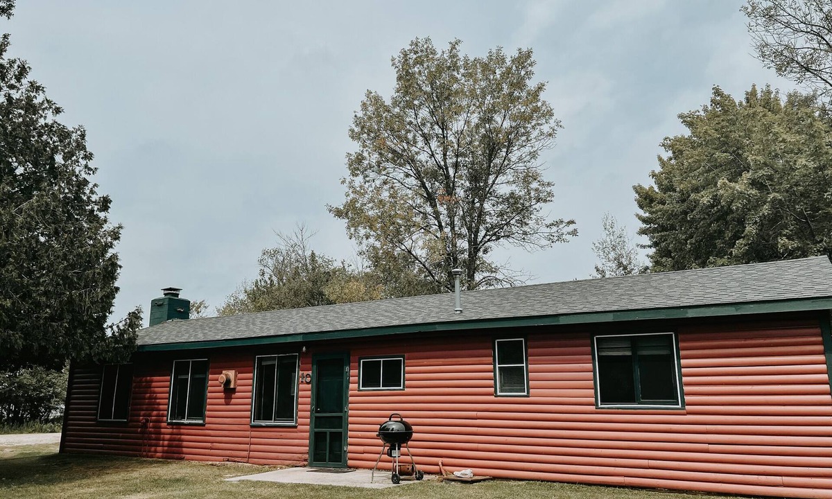 Germfask Cabin | Cabin 10-The Bear Den at Sunset Pines Resort