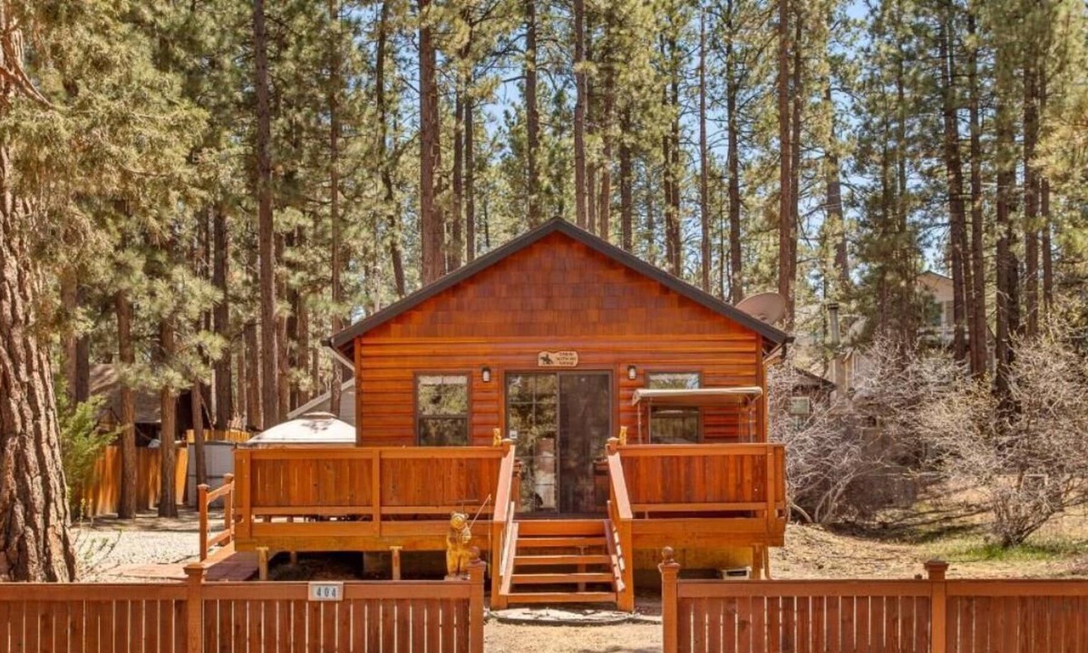 Big Bear City Cabin | CABIN-2BD,2BA SLEEPS 6.AIR COND, SPA, WI-FI, HBO/SHO/NET/ BBQ, UV AIR FILTERS