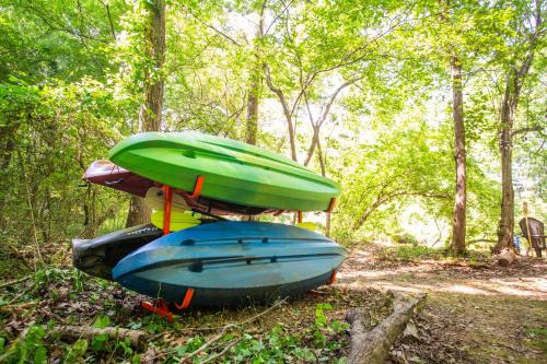 Elon Apartment | Cabin and Studio By The River - Kayaks, Trails, Gym