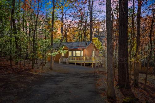 Berkeley Springs Ski Chalet | Cabin at Sleepy Creek - Creek Access, Wifi, Pet Friendly, Fire Pit, Charcoal Grill, Screen Porch, Wood Stove, Deck, Family Friendly