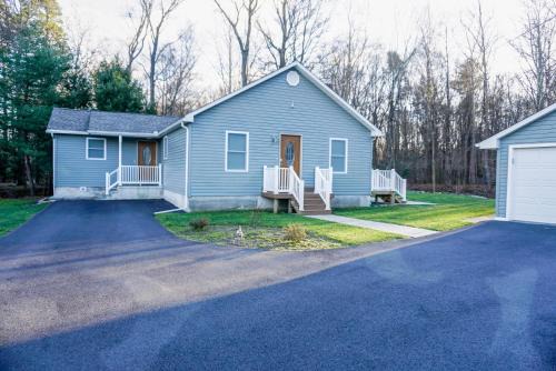 Tannersville House | Cabin by the Creek with private creek access