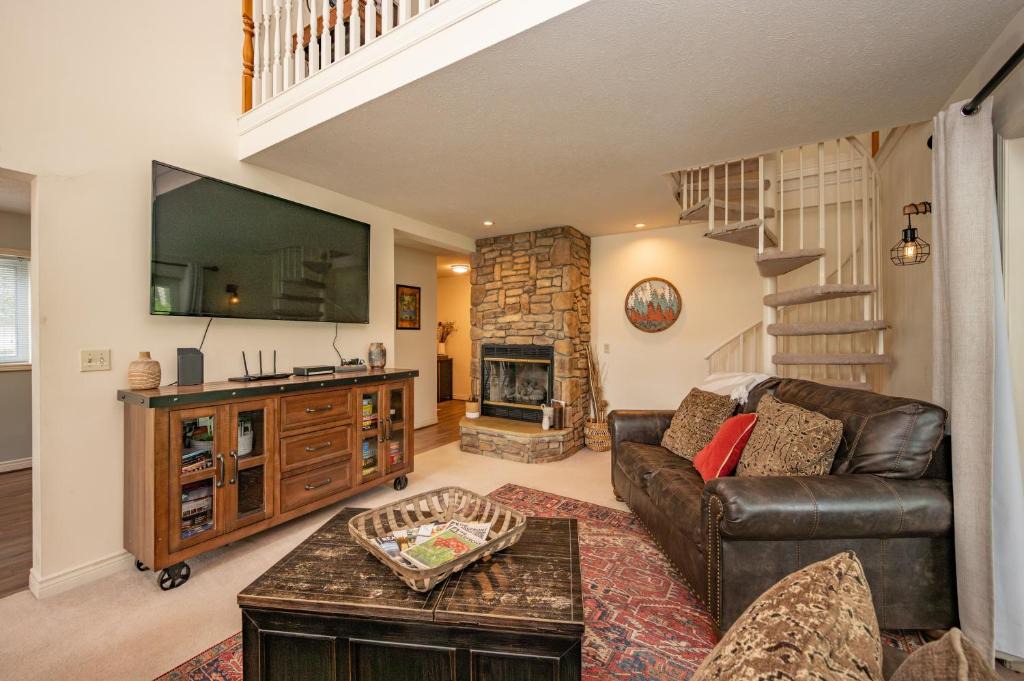 McHenry House | Cabin & Canoe