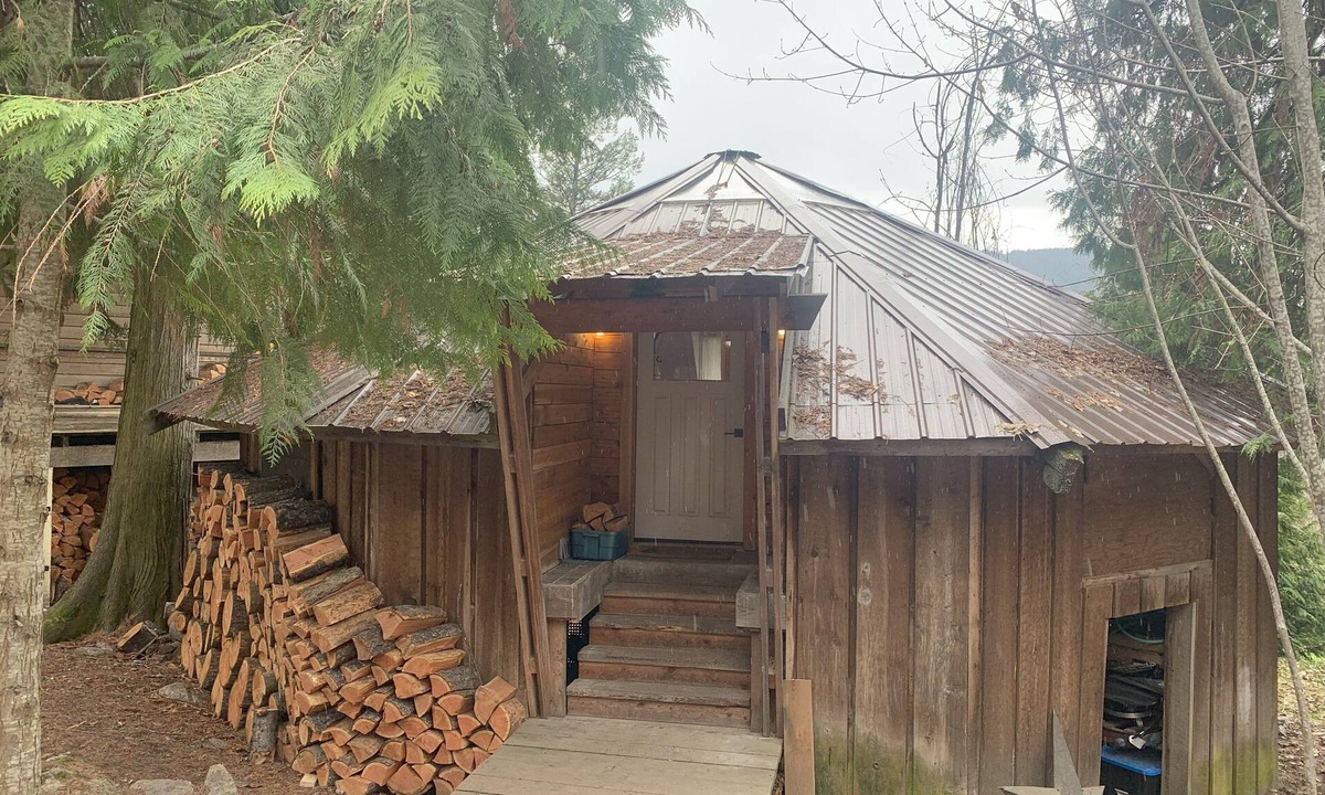 Nelson Cabin | Cabin in Mountain Station - Easy Walk to Town and bordering the Rail to Trail