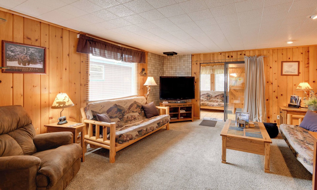 West Yellowstone Cabin | Cabin Less Than 1 Mi to Yellowstone Nat'l Park!