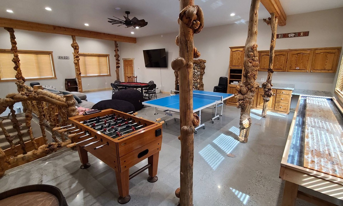 Irwin Cabin | Cabin on Creek W/fire pit close to Ski, boat, fishing, Hike with large game room